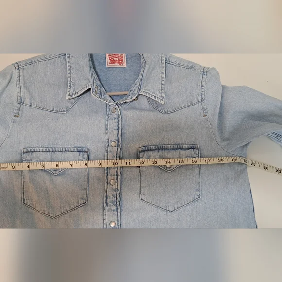 Levi’s Pearl Snap Western Shirt – Women’s Medium (Light Wash Blue, 100% Cotton) - Picture 7 of 10
